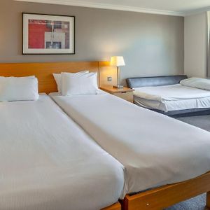 Großes Zimmer mit zwei Einzelbetten